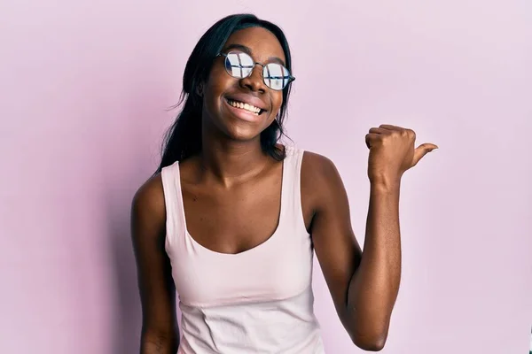Ung Afrikansk Amerikansk Kvinna Bär Casual Kläder Och Glasögon Pekar — Stockfoto