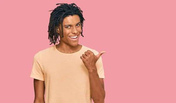 Joven Hombre Afroamericano Vistiendo Ropa Casual Sonriendo Con Cara Feliz —  Fotos de Stock