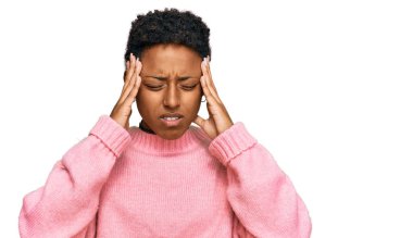 Genç Afro-Amerikalı kadın stres yüzünden elleri başının üstünde gündelik kıyafetler giyiyor. migren ağrısı. 