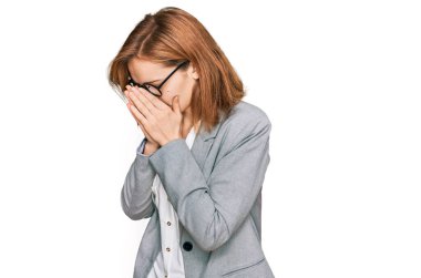 İş stili takan beyaz bir kadın ve ağlarken yüzünü ellerle kapatan üzgün yüzlü gözlükler takıyor. depresyon kavramı. 