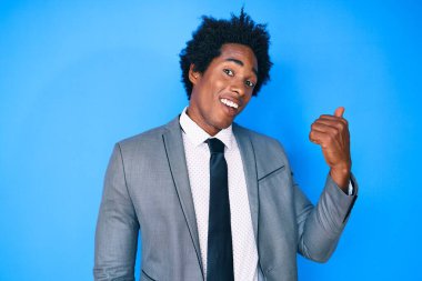 Yakışıklı Afro saçlı, iş ceketi giyen, ağzı açık gülümseyen ve gülümseyen Afrikalı Amerikalı adam. 