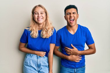 Irklar arası genç bir çift, günlük kıyafetler giyip gülüyor ve kahkahalarla gülüyorlar. Çünkü elleri vücutta olan çılgın bir şaka.. 