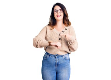 Güzel, genç, esmer bir kadın. Günlük kıyafetler ve gözlük takıyor. Saati, sabırsızlığı ve gecikmeyi gösteriyor. 