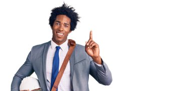 Yakışıklı Afro saçlı, mimar şapkalı Afrikalı Amerikalı bir adam bir fikre ya da soru işaretine şaşırdı ve mutlu bir yüzle işaret etti. 