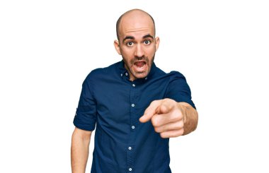 Gündelik kıyafetler giyen genç İspanyol adam kameraya kızgın ve sinirli bir şekilde seni işaret ediyor. 