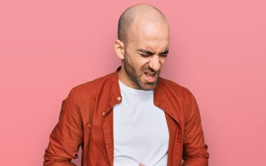 Mide bulantısı, acı verici bir hastalık yüzünden günlük giysiler giyen genç İspanyol bir adam. Ağrı kavramı. 