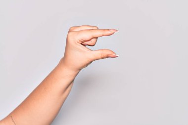 Görünmez şeyi alıp götüren, parmaklarıyla boşluk gösteren beyaz bir kadının eli.