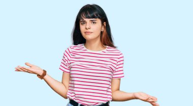 Gündelik kıyafetler giyen, kolları açık gezen, hiçbir fikri olmayan İspanyol bir kız.. 