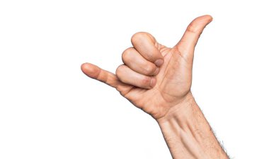 Kafkasyalı orta yaşlı bir adam izole edilmiş beyaz arka plan üzerinde Hawaii Shaka selamlama hareketi, telefon ve iletişim sembolü.