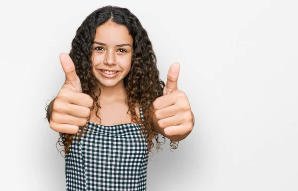 Έφηβος Ισπανόφωνη Κοπέλα Φορώντας Casual Ρούχα Έγκριση Κάνει Θετική Χειρονομία — Φωτογραφία Αρχείου