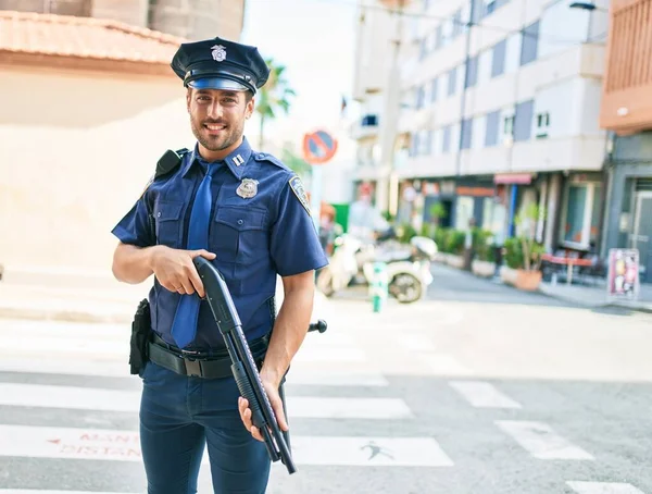 Joven Policía Hispano Guapo Vistiendo Uniforme Policía Sonriendo Feliz Pie — Foto de Stock