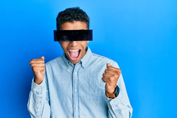 Jovem Bonito Homem Afro Americano Vestindo Óculos Banner Cobrindo Olhos — Fotografia de Stock