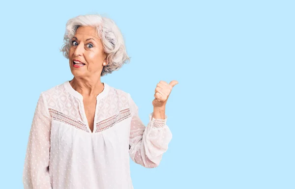 Senior Mujer Pelo Gris Con Ropa Casual Sonriendo Con Cara —  Fotos de Stock