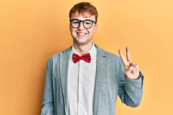 Homem Nerd Caucasiano Jovem Usando Óculos Vestindo Olhar Elegante Hipster — Fotografia de Stock