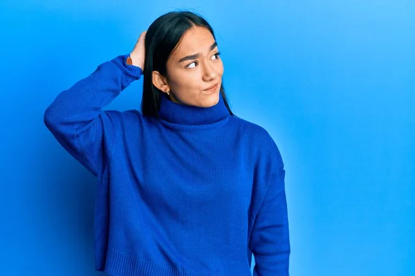 身穿休闲式冬季毛衣的年轻亚洲女人对这个问题感到困惑和疑惑 拿不定主意 手拿着头思考 沉思的概念 — 图库照片