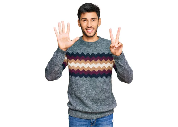 年轻英俊的男子穿着休闲的冬季毛衣 露出七号手指 面带微笑 自信而快乐 — 图库照片