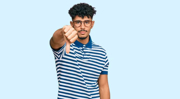 Joven Árabe Vestido Con Ropa Casual Gafas Que Ven Infelices —  Fotos de Stock