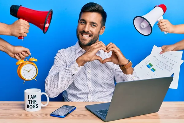 Bonito Homem Hispânico Trabalhando Escritório Sendo Estressado Sorrindo Amor Mostrando — Fotografia de Stock