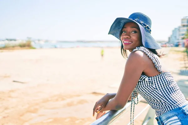 Junge Afroamerikanerin Urlaub Lächelt Glücklich Brüstung Strand Gelehnt — Stockfoto