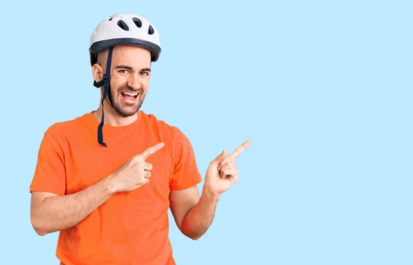 Joven Hombre Guapo Con Casco Bicicleta Sonriendo Mirando Cámara Apuntando —  Fotos de Stock