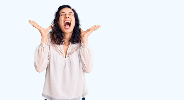 Jovem Mulher Hispânica Bonita Vestindo Roupas Casuais Celebrando Louco Louco — Fotografia de Stock