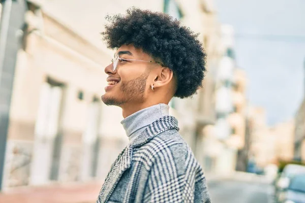 Jovem Empresário Afro Americano Sorrindo Feliz Cidade — Fotografia de Stock