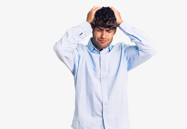 Νεαρός Ισπανός Που Φοράει Casual Πουκάμισο Που Υποφέρει Από Πονοκέφαλο — Φωτογραφία Αρχείου