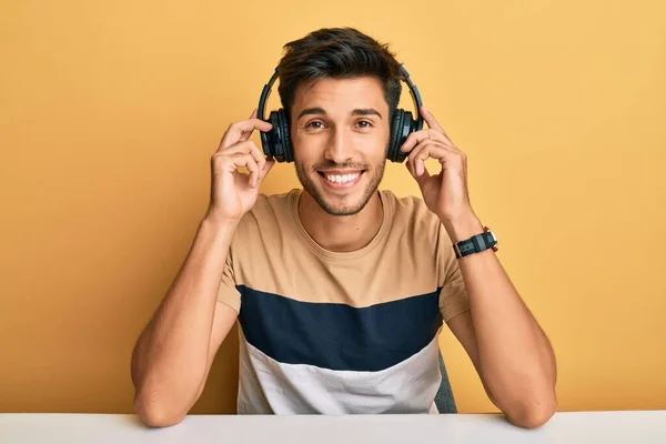 Junger Gutaussehender Mann Der Musik Hört Und Kopfhörer Trägt Und — Stockfoto