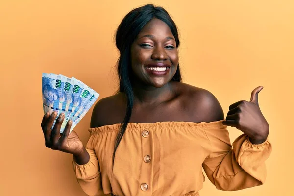 Mujer Joven Africana Sosteniendo Billetes 100 Rand Sudafricanos Apuntando Con — Foto de Stock