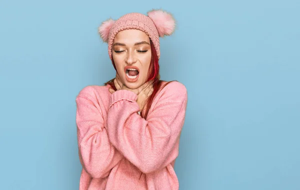 Mulher Caucasiana Jovem Vestindo Roupas Casuais Gorro Gritando Sufocar Porque — Fotografia de Stock