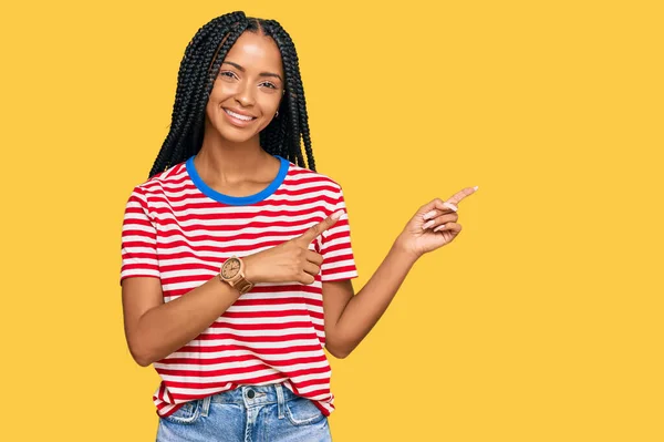 Hermosa Mujer Hispana Vistiendo Ropa Casual Sonriendo Mirando Cámara Apuntando —  Fotos de Stock