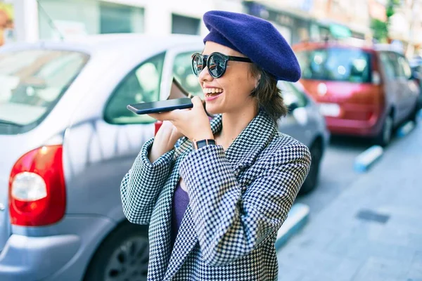 Jeune Belle Fille Française Tenant Des Sacs Provisions Utilisant Smartphone — Photo