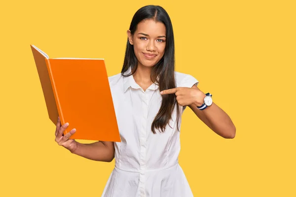 Hermosa Mujer Hispana Leyendo Libro Señalando Con Dedo Uno Mismo — Foto de Stock