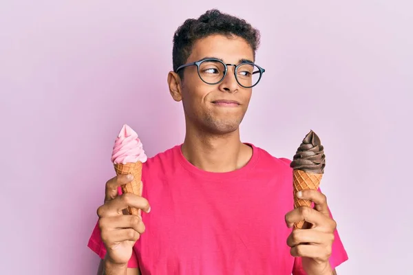 Jovem Afro Americano Bonito Segurando Cones Sorvete Sorrindo Olhando Para — Fotografia de Stock