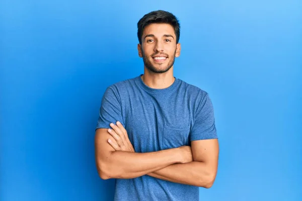 Ung Stilig Man Bär Casual Tshirt Över Blå Bakgrund Glad — Stockfoto