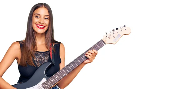 Młoda Latynoska Kobieta Gra Gitarze Elektrycznej Patrząc Pozytywnie Szczęśliwy Stojąc — Zdjęcie stockowe