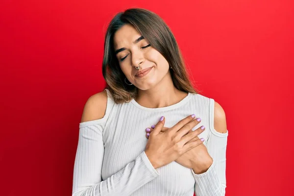 Jonge Latijns Amerikaanse Vrouw Casual Kleding Glimlachend Met Handen Borst — Stockfoto