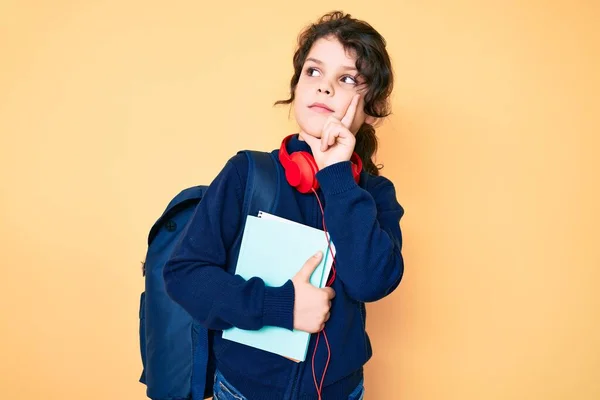 Criança Hispânica Bonito Segurando Mochila Estudantil Livros Rosto Sério Pensando — Fotografia de Stock