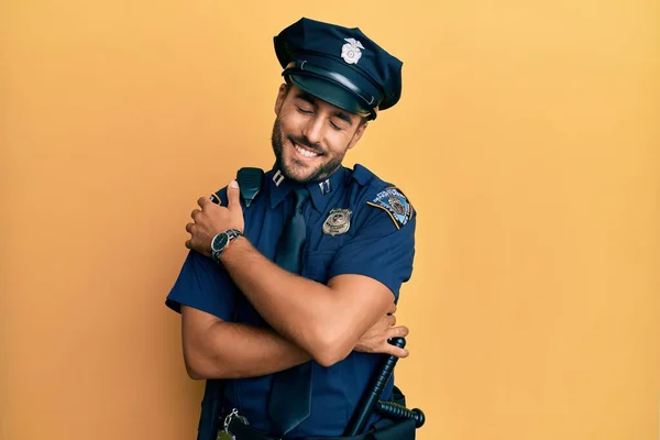 Snygg Latinamerikansk Man Polisuniform Som Kramar Sig Lycklig Och Positiv — Stockfoto