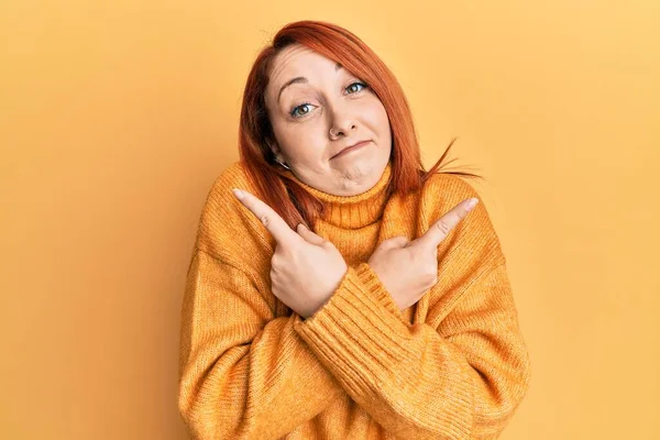 Bella Donna Rossa Che Indossa Maglione Invernale Casual Sfondo Giallo — Foto Stock