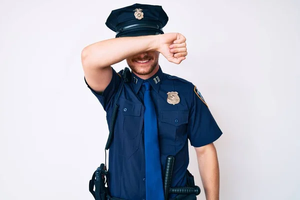Polis Üniforması Giyen Kollarıyla Gözlerini Kapayan Neşeli Komik Gülümseyen Beyaz — Stok fotoğraf