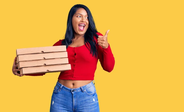 Spanyol Hosszú Hajjal Kezében Pizza Doboz Mutatva Hüvelykujjával Felfelé Mosolyogva — Stock Fotó