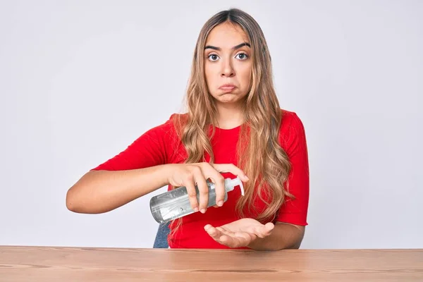 Jovem Bela Mulher Loira Sentada Mesa Limpeza Das Mãos Usando — Fotografia de Stock