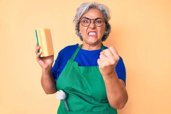 Donna Dai Capelli Grigi Ispanici Anziana Che Indossa Grembiule Tenendo — Foto Stock