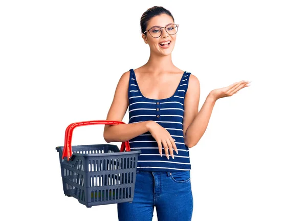 Jovem Bela Mulher Segurando Supermercado Cesta Compras Celebrando Vitória Com — Fotografia de Stock