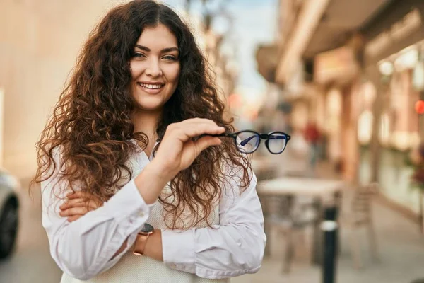 Young Hispanic Woman Smiling Happy Holding Glasses City — Stock Photo, Image
