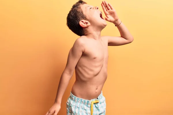 Niño Rubio Lindo Con Traje Baño Gritando Gritando Fuerte Lado —  Fotos de Stock