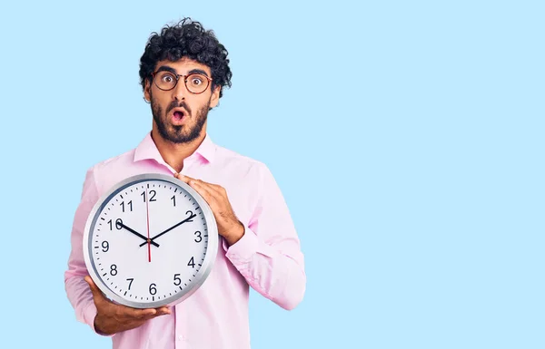 Bello Giovane Uomo Con Capelli Ricci Orso Tenendo Grande Orologio — Foto Stock