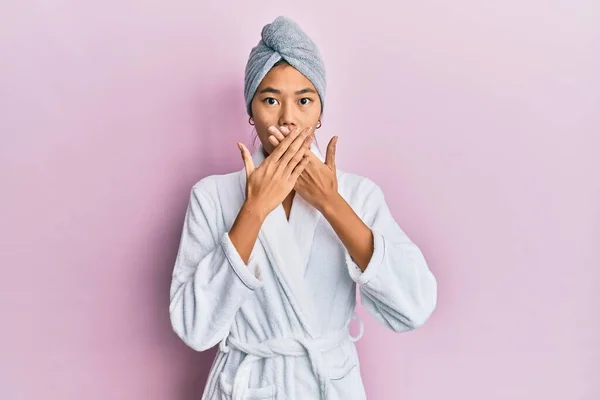 シャワータオルキャップとバスローブを身に着けている若い中国の女性は間違いのための手で口をカバーショックを受けた 秘密の概念 — ストック写真