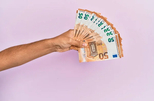 Main Hispanique Tenant Billets Euros Sur Fond Rose Isolé — Photo